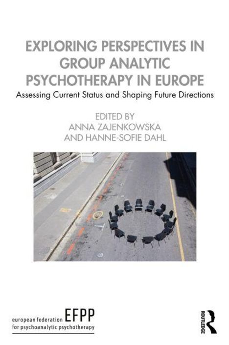 "Exploring Perspectives in Group Analytic Psychotherapy in Europe" – schwarze Stühle im Kreis auf einer leeren Straße.
