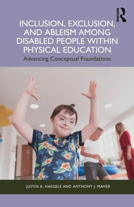 Oben: "Inclusion, Exclusion, and Ableism Among Disabled People Within Physical Education". Kind mit Down-Syndrom hebt die Arme.