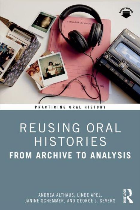 Titel: "Reusing Oral Histories: From Archive to Analysis". Notizblock, Kopfhörer, Kassettenrekorder, Fotos.