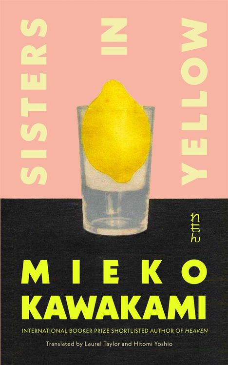 „SISTERS IN YELLOW“ und „MIEKO KAWAKAMI“ stehen groß auf einer rosa Fläche. Eine Zitrone in einem Glas ist darunter zu sehen.