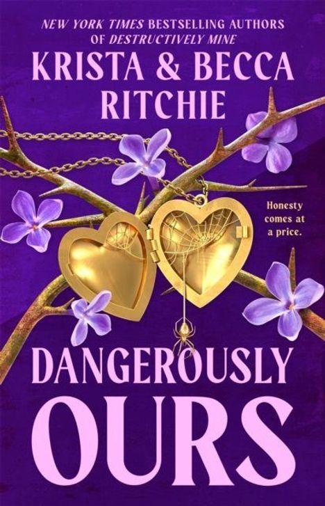„KRISTA & BECCA RITCHIE, DANGEROUSLY OURS.“ Goldene Herz-Medaillons an Kette, lila Blumen und Zweige.