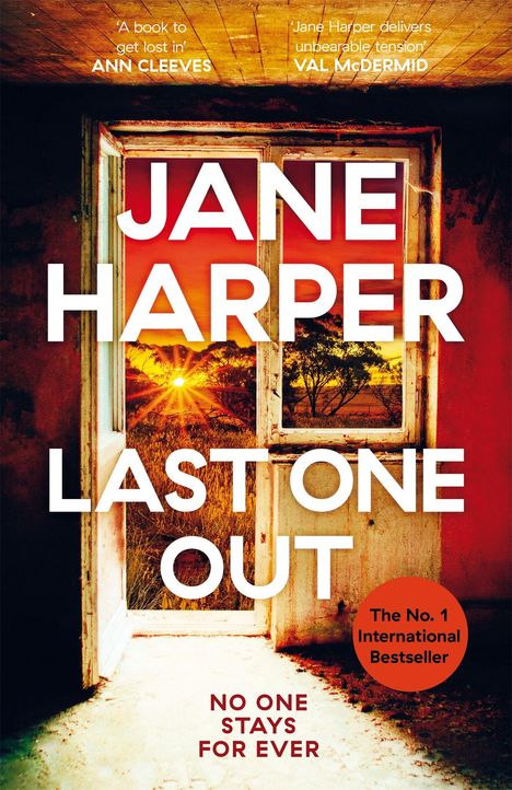 Auf gelbem Hintergrund "JANE HARPER" oben, "LAST ONE OUT" mittig. Suntset über Buschlandschaft durch Fenster.