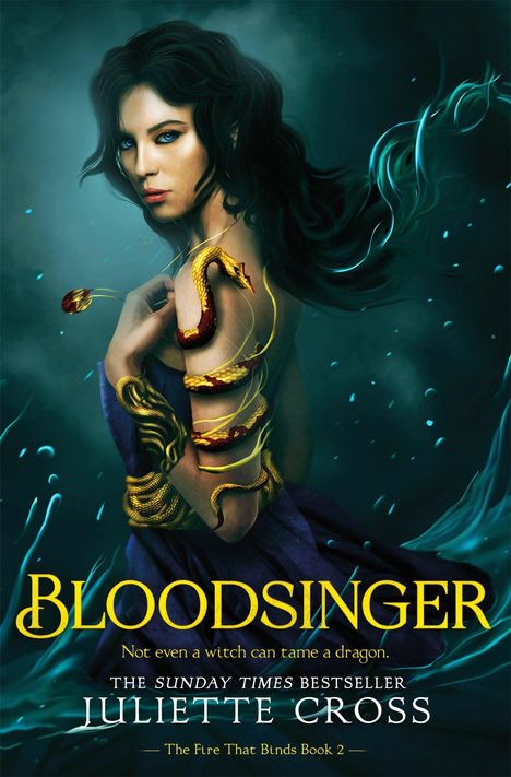 „Bloodsinger“, „Not even a witch can tame a dragon“, „The Sunday Times Bestseller“, „Juliette Cross“, „The Fire That Binds Book 2“. Illustration einer Frau mit einer goldenen Schlange am Arm.