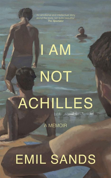„I AM NOT ACHILLES“ und „EMIL SANDS“ stehen vor ruhigem Meer, Menschen schwimmen. Malerei-Stil.