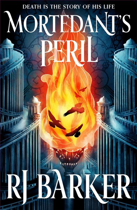"Mortedant's Peril" von RJ Barker. Feuerschale mit Krähen, umgeben von symmetrischen Gebäuden in Blau und Orange.