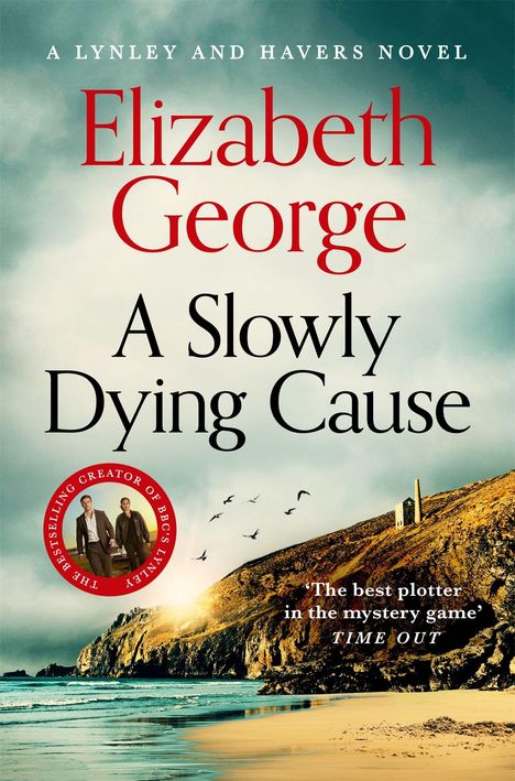 Text: "A Lynley and Havers Novel. Elizabeth George - A Slowly Dying Cause." Sandstrand mit Felsen und Meer im Hintergrund.