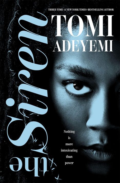 "Tomi Adeyemi. Nothing is more intoxicating than power." Ein Gesicht in Nahaufnahme, mit starkem Blick und blauen Tönen.