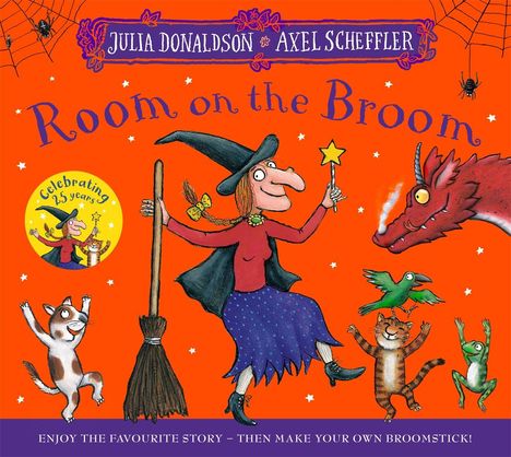 „Room on the Broom“ in blau auf orange. Hexe mit Besen und Tierfreunden. Drachen entzündet. Feierlich 25 Jahre.