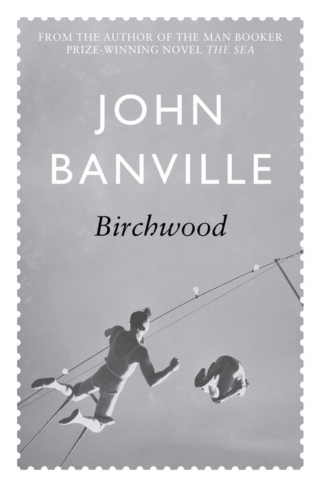 "John Banville - Birchwood. Oben: Autor von 'The Sea'. Darunter zwei Akrobaten in der Luft, monochrome Szene."