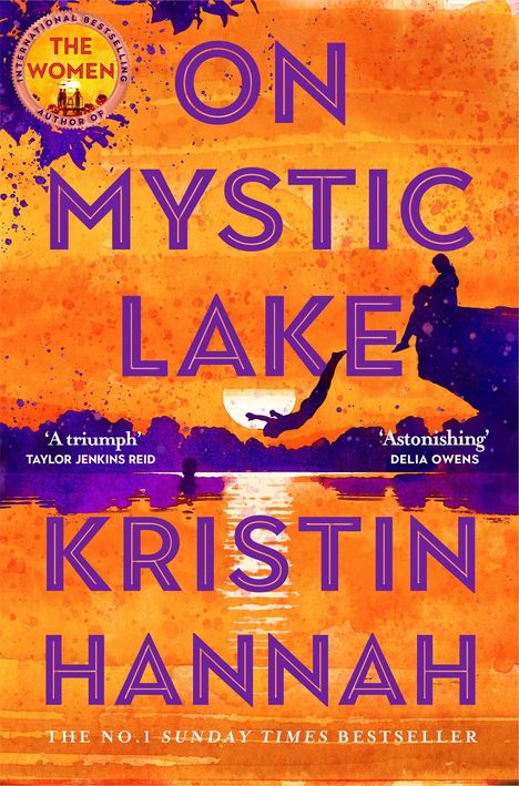 „ON MYSTIC LAKE“, „KRISTIN HANNAH“. Silhouette springt ins Wasser vor orangerotem, farbenfrohem Sonnenuntergang.