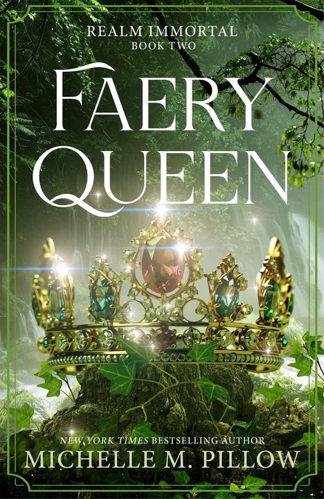 "FAERY QUEEN" in großen Buchstaben, darunter eine funkelnde Krone mit Edelsteinen vor einem waldigen Hintergrund.