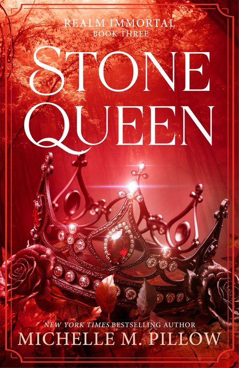 "Realm Immortal Book Three: Stone Queen von Michelle M. Pillow. Eine Krone mit roten Edelsteinen und Rosen im Wald."