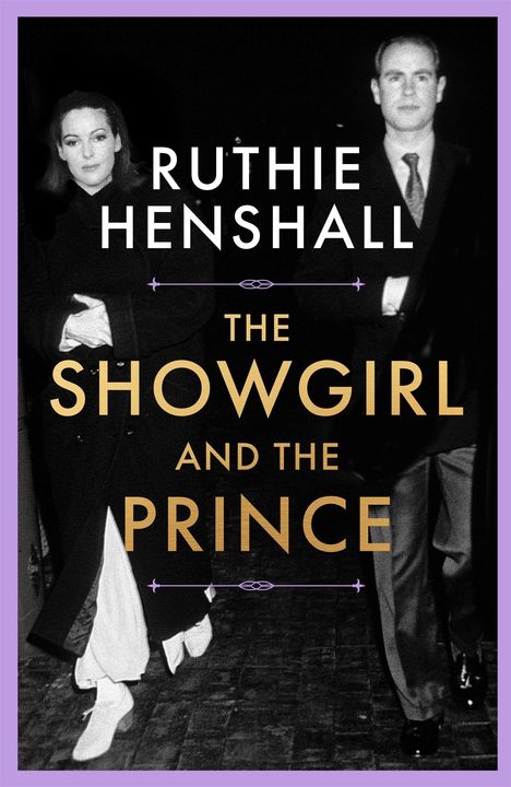 Text: "Ruthie Henshall: The Showgirl and the Prince." Schwarz-weißes Foto eines Mannes und einer Frau in eleganter Kleidung.