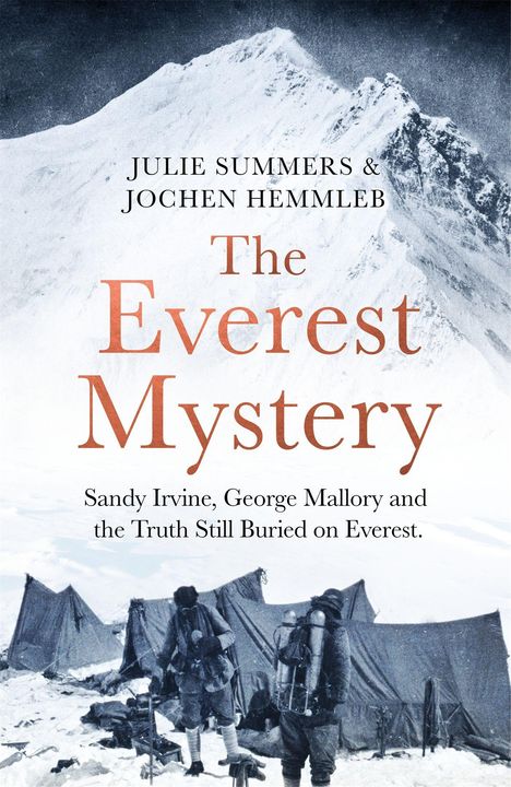 "Julie Summers & Jochen Hemmleb: The Everest Mystery. Sandy Irvine, George Mallory und die Wahrheit vergraben auf Everest." Schwarz-weiß Bild des Everest mit Bergsteigern und Zelten.