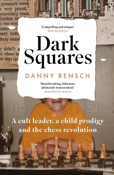 "Dark Squares" von Danny Rensch. Zitate von Ben Mezrich und Jeannette Walls. Ein Kind sitzt lächelnd hinter einem Schachbrett.