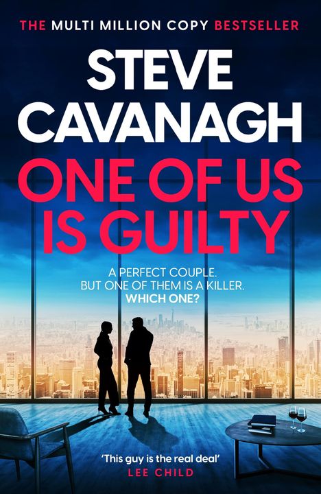Text: "THE MULTI MILLION COPY BESTSELLER. STEVE CAVANAGH. ONE OF US IS GUILTY. A PERFECT COUPLE. BUT ONE OF THEM IS A KILLER. WHICH ONE?”  
Das Cover zeigt zwei Silhouetten in einem Raum mit Fensterblick auf eine Stadt. Ein Tisch mit Wein steht im Vordergrund.