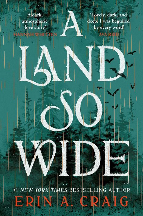 „A LAND SO WIDE“ in großen weißen Buchstaben, Zitate von Hannah Whitten und Ava Reid. Dunkles, nebliges Waldmotiv mit Fledermäusen.