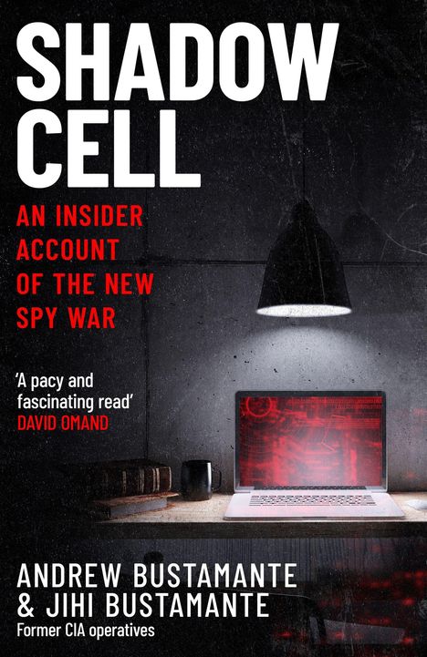 "SHADOW CELL: An Insider Account of the New Spy War" in weiß und rot. Laptop unter Lampe auf Schreibtisch.