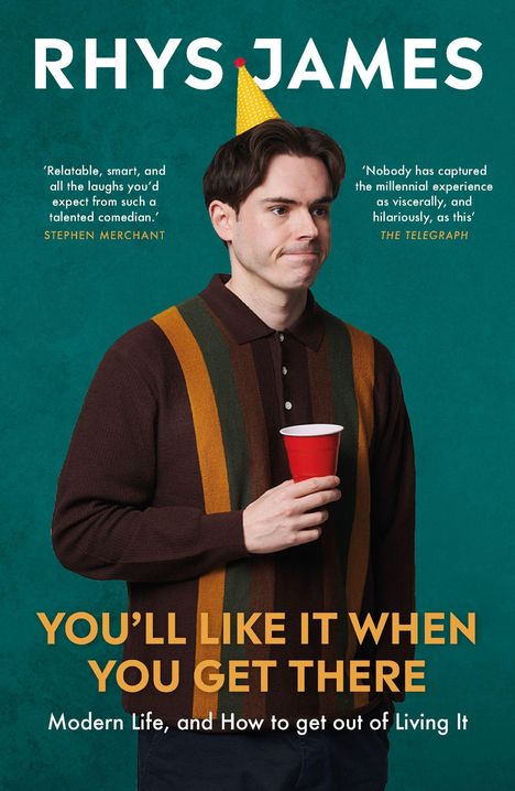 RHYS JAMES. „You’ll like it when you get there.“ Mann mit Partyhut und rotem Becher vor grünem Hintergrund.