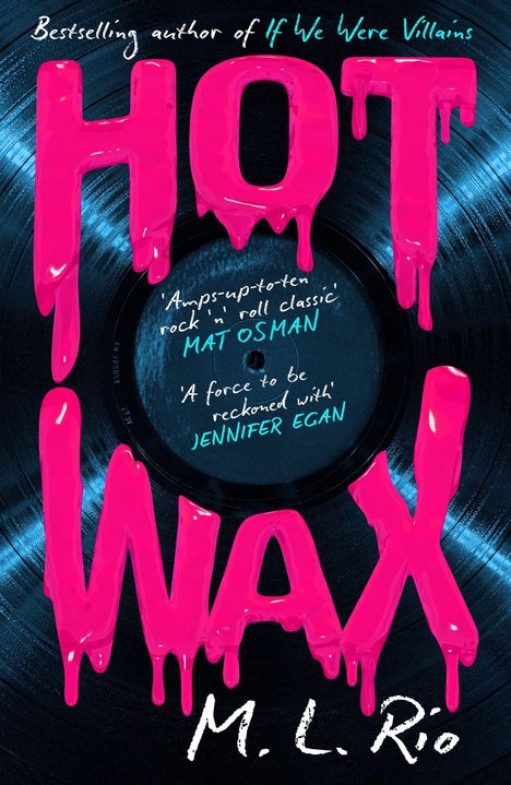 "Bestselling author of If We Were Villains", "HOT WAX", "M. L. Rio". Bunte Buchstaben auf schwarzer Vinyl-Platte.