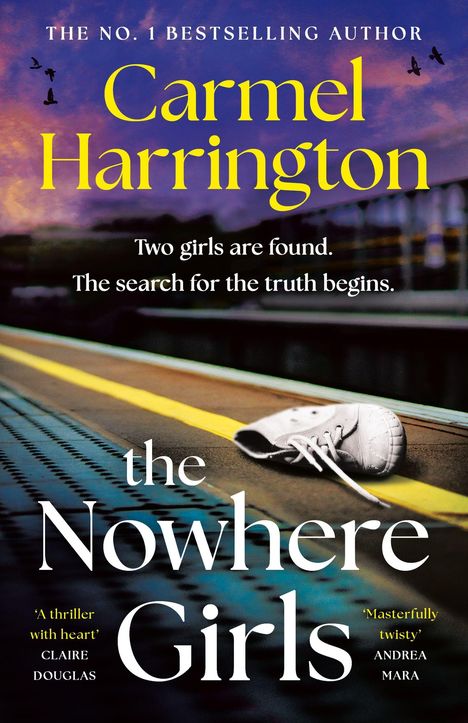 Buchtitel: "The Nowhere Girls" von Carmel Harrington. Ein verlorener Schuh liegt auf Bahngleisen, Himmel im Hintergrund.