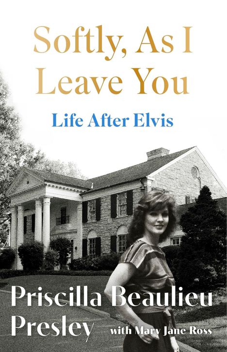"Softly, As I Leave You: Life After Elvis" von Priscilla Beaulieu Presley. Eine Frau steht vor einem großen Haus.