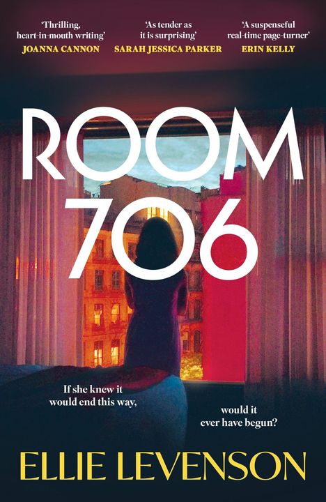 „ROOM 706“ in großen Schriftzug. Eine Frau steht bei Nacht vor einem Fenster, beleuchtet von Stadtlichtern. Autor: Ellie Levenson.