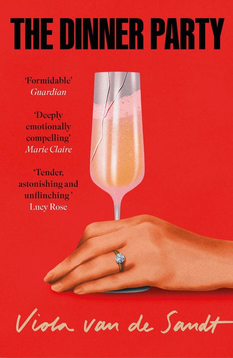 „THE DINNER PARTY“ oben, Kritiken links, Hand mit Ring hält ein zersprungenes Glas, roter Hintergrund.