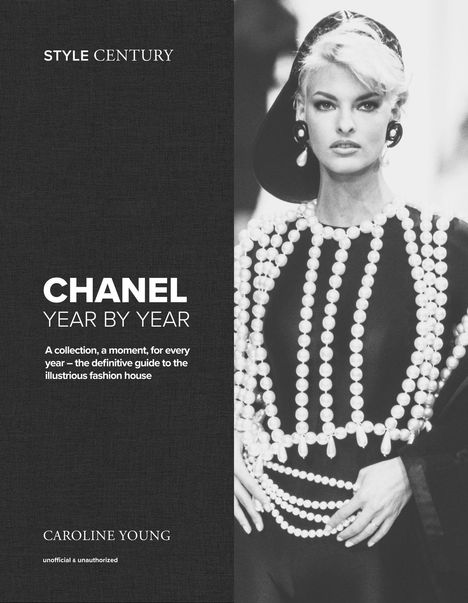Text: "STYLE CENTURY. CHANEL YEAR BY YEAR. Caroline Young." Rechts schwarz-weiß Foto einer Frau mit Perlenketten.