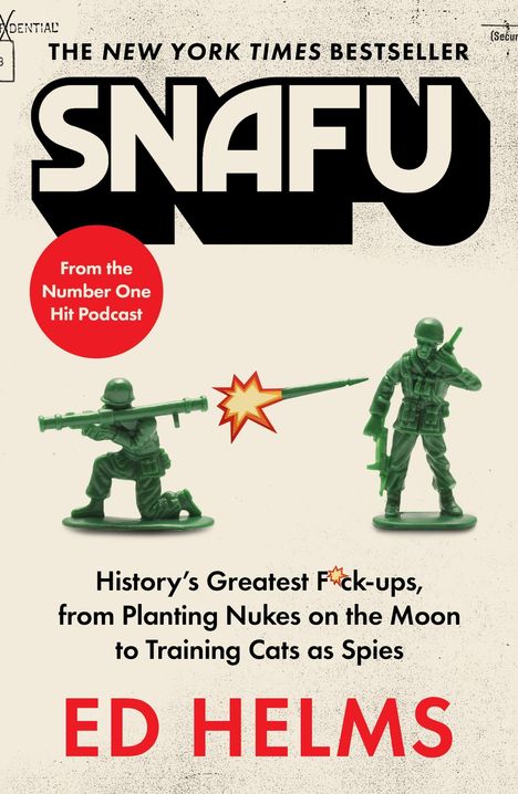 Text: "The New York Times Bestseller", "SNAFU", "From the Number One Hit Podcast", "History’s Greatest F*ck-ups", "ED HELMS". Zwei grüne Spielzeugsoldaten.