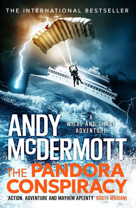 „The International Bestseller“, „Andy McDermott“, „The Pandora Conspiracy“. Ein Fallschirmspringer vor einem Schiff im Sturm.