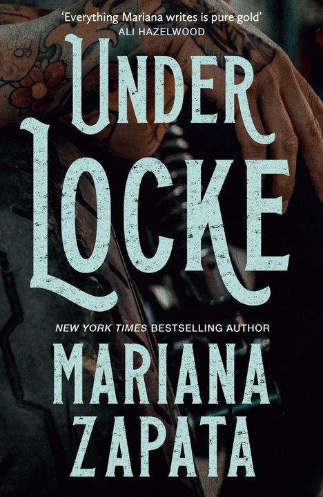„Everything Mariana writes is pure gold.“ Ali Hazelwood. „Under Locke“, Mariana Zapata. Ein tätowierter Arm sichtbar.