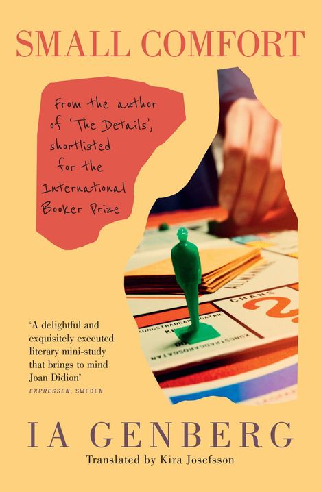 "Small Comfort" in roter Schrift, Autor IA Genberg. Grünes Spielfiguren-Detail und Hände im Hintergrund.