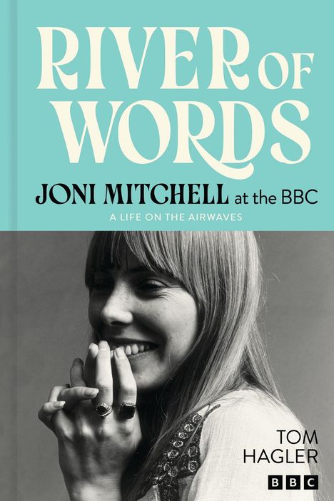 Text: "RIVER OF WORDS", "JONI MITCHELL at the BBC", "A LIFE ON THE AIRWAVES", "TOM HAGLER", "BBC". Schwarz-Weiß-Foto einer lächelnden Frau.