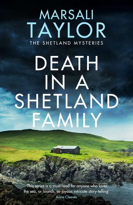 "Death in a Shetland Family" von Marsali Taylor. Eine steinige Küste mit grünem Hügel und einsamen Haus darüber.
