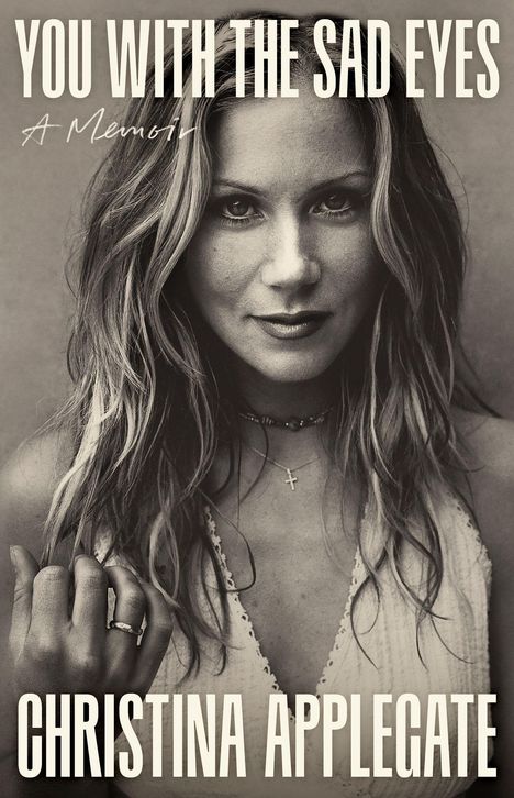 "YOU WITH THE SAD EYES", "A Memoir" und "CHRISTINA APPLEGATE" über einem Schwarzweißfoto einer Frau mit langen Haaren.