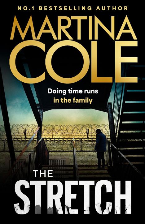 "Martina Cole, Doing time runs in the family, The Stretch." Ein Mensch steht auf einer Treppe vor Stacheldraht.