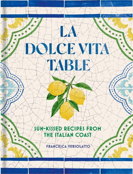 Text: "La Dolce Vita Table. Sun-kissed Recipes from the Italian Coast. Francesca Versolatto." Mosaikdesign mit Zitronen.