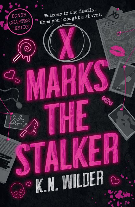 Leuchtende rosa Schrift: "X Marks the Stalker". Objekte: Lutscher, Karte von Boston, Messer, Kussabdruck, Herzsymbole.