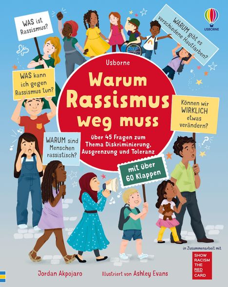 „Warum Rassismus weg muss“ in rotem Kreis. Kinder diverser Ethnien tragen Schilder mit Fragen zu Rassismus und Vielfalt.