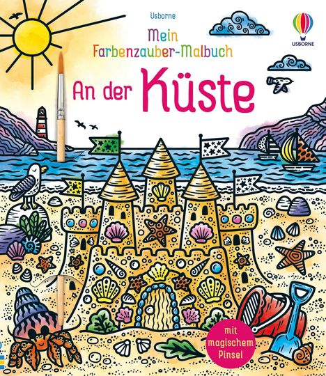 "Mein Farbenzauber-Malbuch: An der Küste" in bunten Lettern. Illustration einer Sandburg am Strand mit Meer und Sonne.