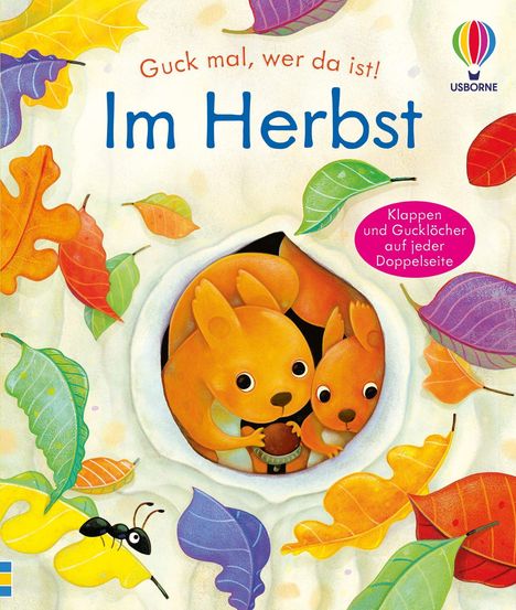„Guck mal, wer da ist! Im Herbst.“ Zwei orangefarbene Eichhörnchen schauen aus einem Baumloch. Bunte Herbstblätter sind verteilt.