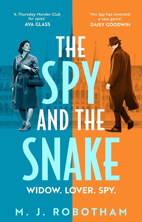 "THE SPY AND THE SNAKE. WIDOW. LOVER. SPY." Zwei Personen, links Frau in Blau, rechts Mann in Orange, Hintergrund Gebäude.