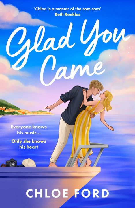 Text: "Glad You Came", "Everyone knows his music... Only she knows his heart", "Chloe Ford". Illustration eines Paares am Meer.