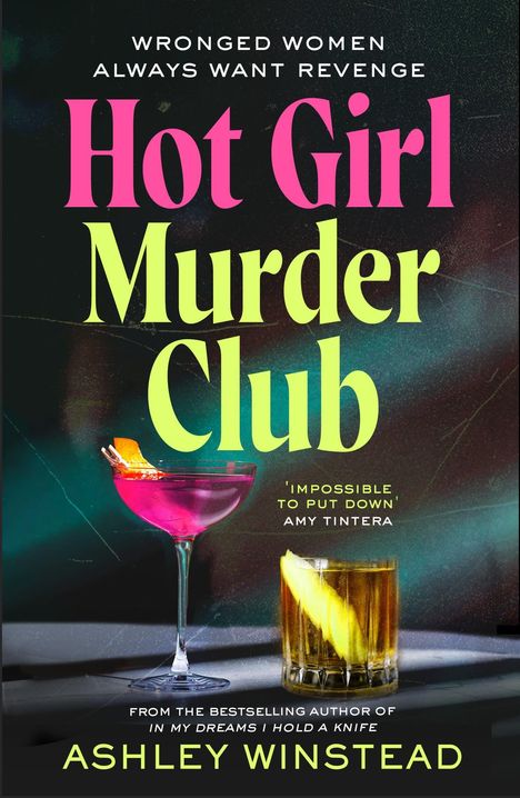 „Hot Girl Murder Club“, lebendige Schrift, Cocktails im Vordergrund, von Ashley Winstead.