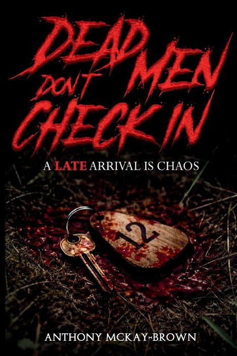 Text: "Dead Men Don't Check In. A late arrival is chaos. Anthony McKay-Brown." Ein blutiger Schlüsselanhänger mit der Nummer 12.
