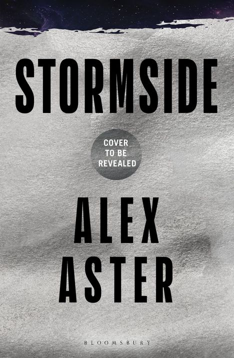 Text: "STORMSIDE", "COVER TO BE REVEALED", "ALEX ASTER", "BLOOMSBURY". Graue, strukturierte Fläche mit schwarzen, fetten Buchstaben.
