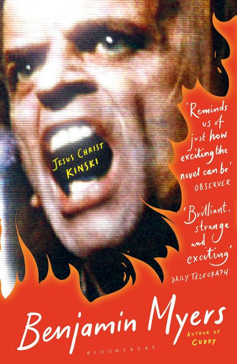 Text: "Jesus Christ Kinski", "Reminds us of just how exciting the novel can be", "Brilliant, strange and exciting".   
Ein wütendes Gesicht in Flammenoptik.