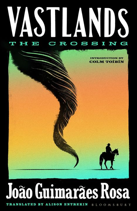 "VASTLANDS THE CROSSING. Einführung von Colm Tóibín. João Guimarães Rosa. Silhouette eines Reiters vor einem Farbverlauf."