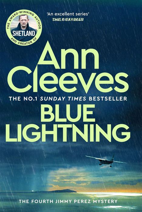 "Ann Cleeves, Blue Lightning" in großen Buchstaben, dunkler stürmischer Himmel über einer Insel und einem kleinen Flugzeug.